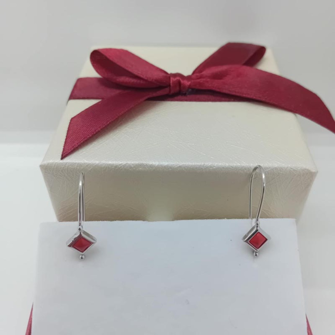 Λευκόχρυσα μακριά σκουλαρίκια κοράλλι