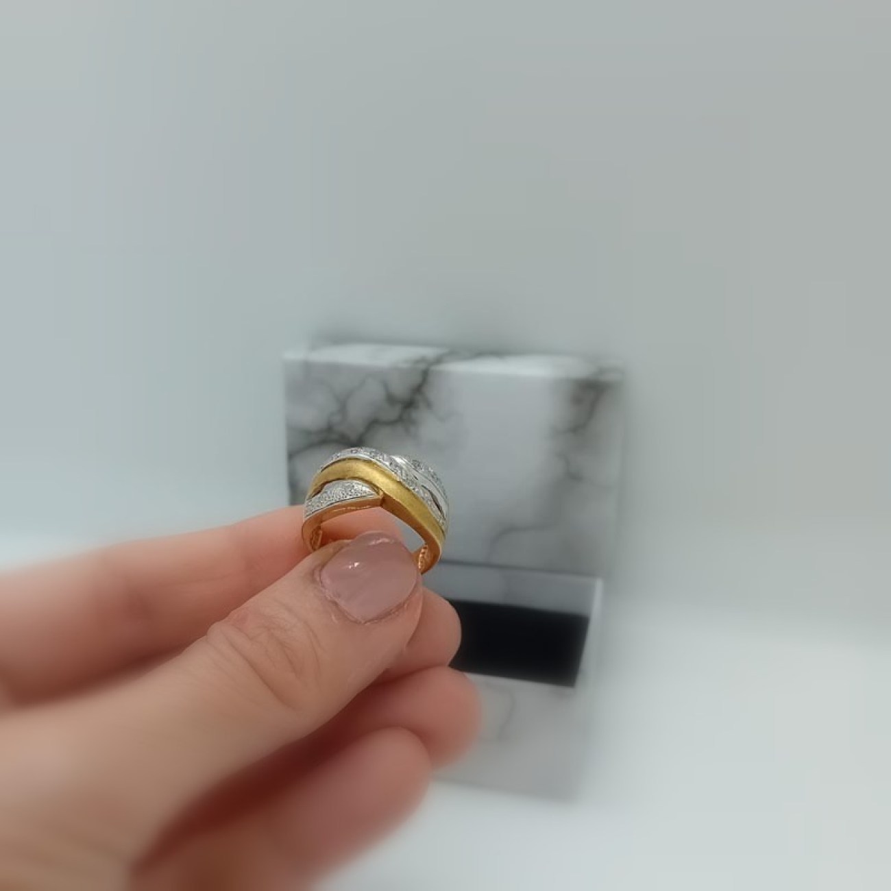 Χρυσό δαχτυλίδι Κ14 "άπειρο" σε φαρδιά γραμμή με ζιργκόν