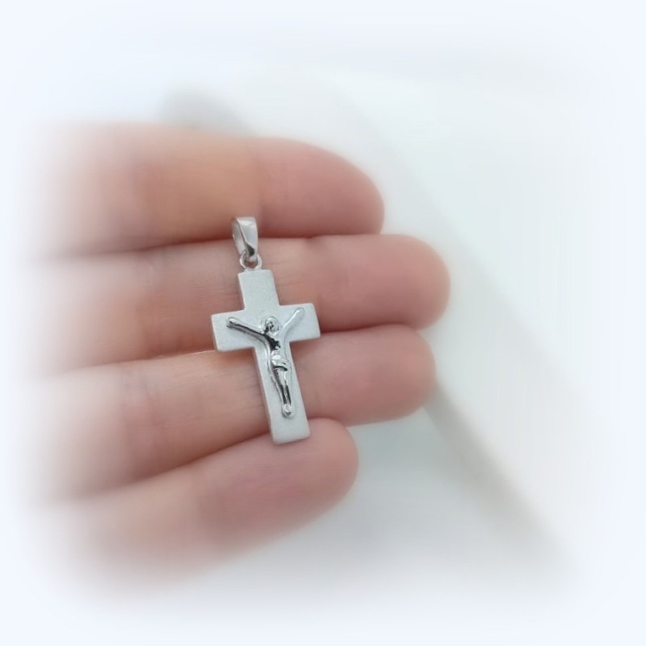 Ασημένιος μασίφ σταυρός με Εσταυρωμένο Ιησού