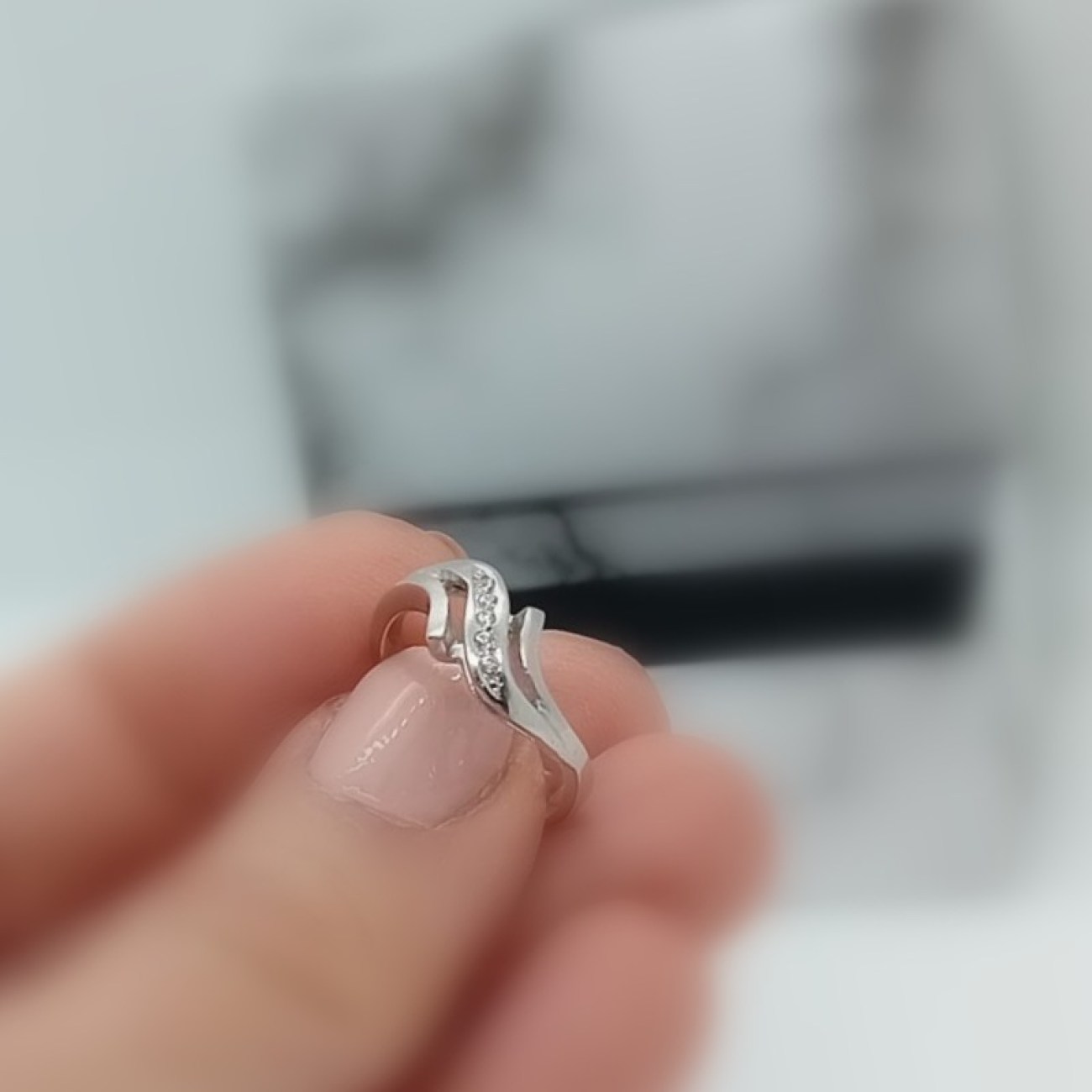 Λευκόχρυσο δαχτυλίδι κυματοειδές Κ14