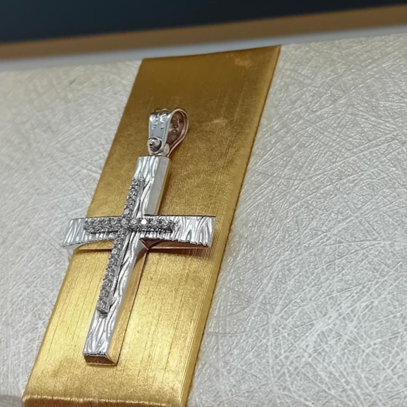 Λευκόχρυσος σταυρός Κ9 με ζιργκόν και χάραξη