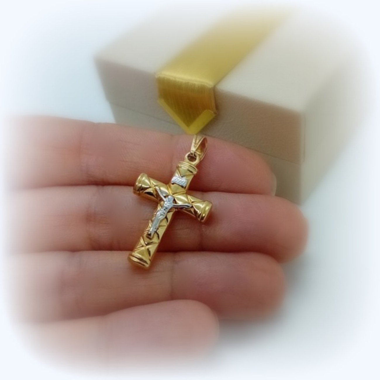 Χρυσός σταυρός Κ14 σκαλιστός ντουμπλ-φας με Εσταυρωμένο