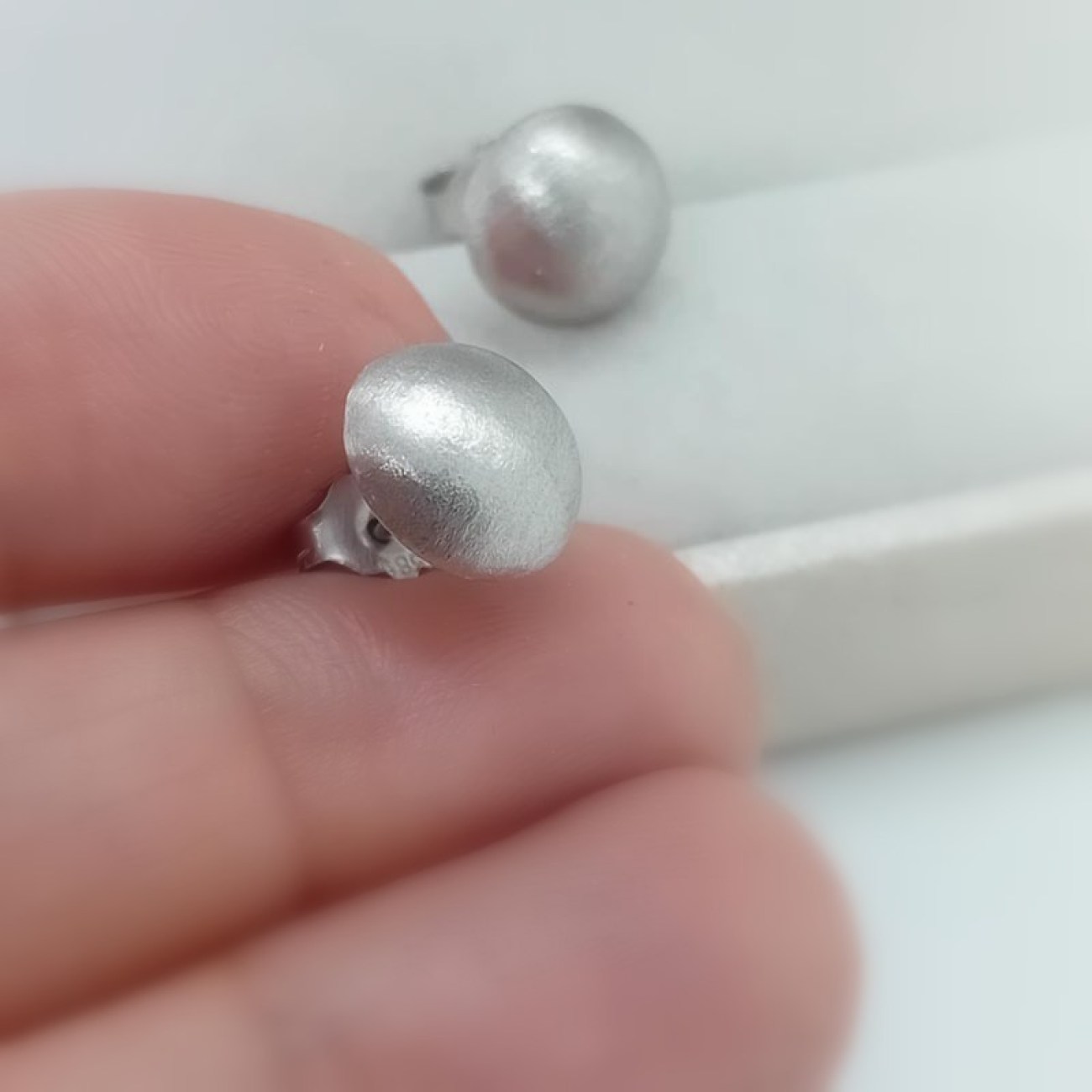 Σκουλαρίκια λευκόχρυσα Κ14 ΜΑΤ ΜΠΙΛΙΕΣ