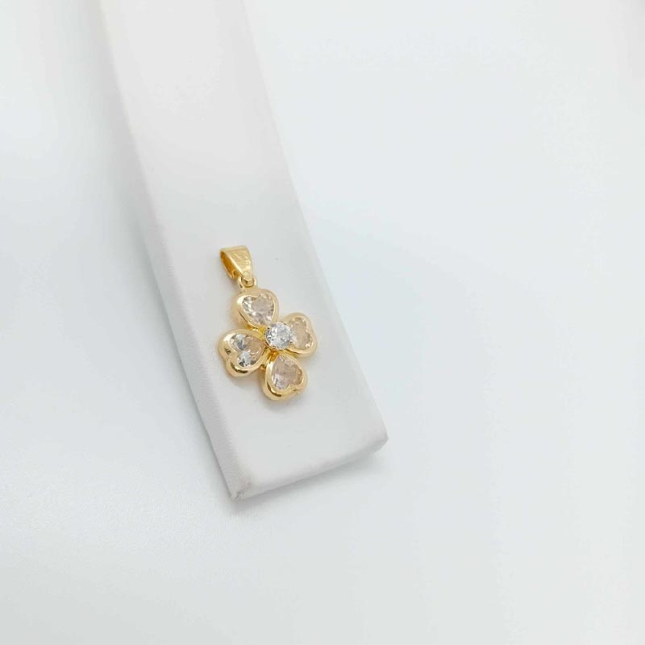 Σταυρός χρυσός Κ14 λευκά ζιργκόν καρδιές