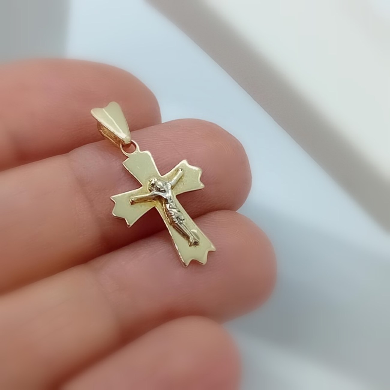 Χρυσός σταυρός κλασικός 14 ΚΑΡΑΤΙΑ με Εσταυρωμένο