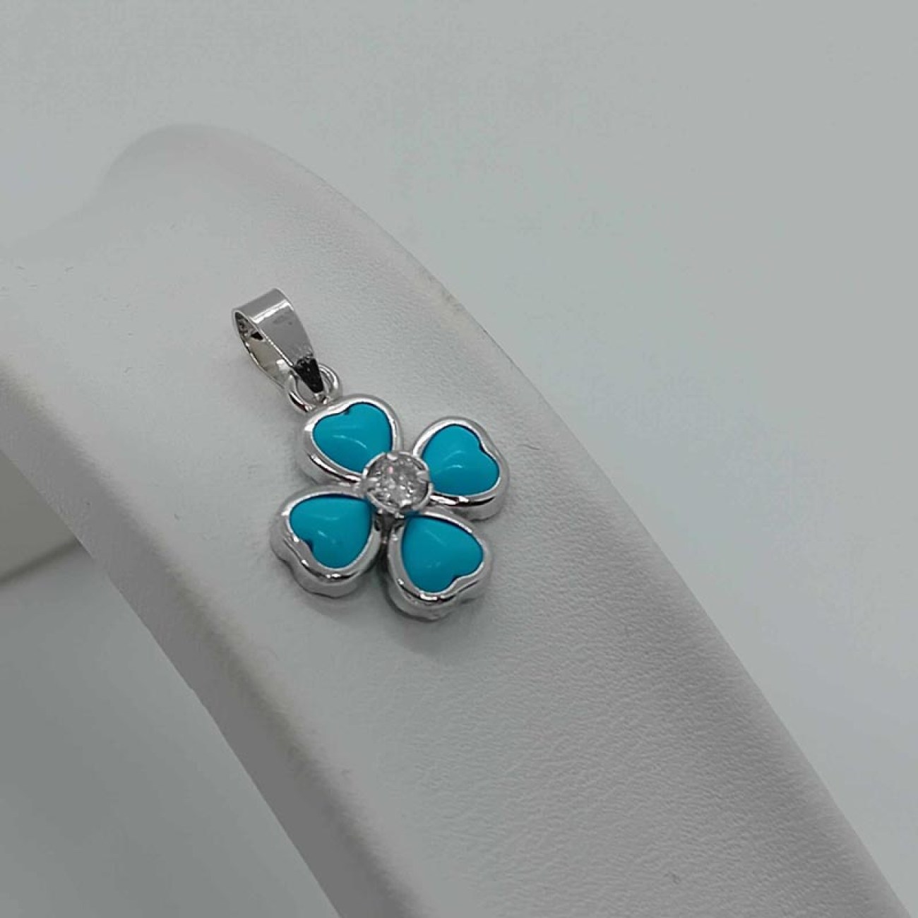 Λευκόχρυσος σταυρός με τυρκουάζ καρδιές