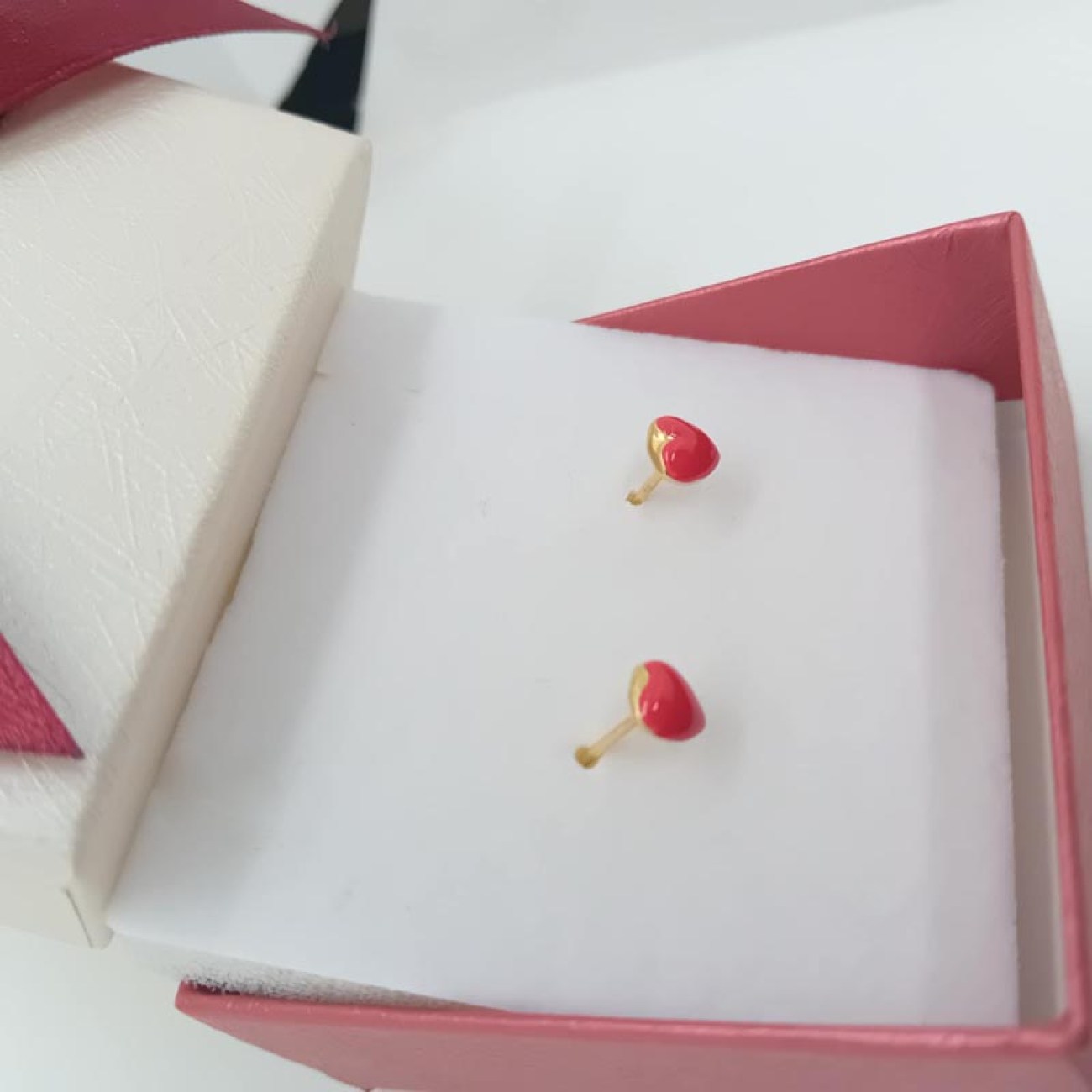 Χρυσά Κ14 καρφωτά σκουλαρίκια κόκκινη καρδιά