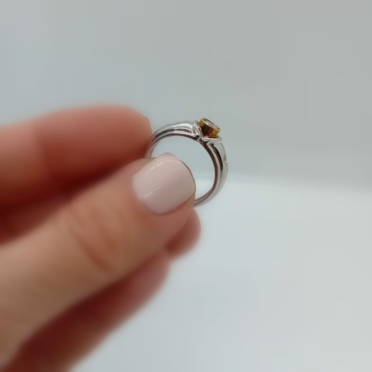 Αρχοντικό λευκόχρυσο δαχτυλίδι Κ14 με 3 ΖΙΡΓΚΟΝ