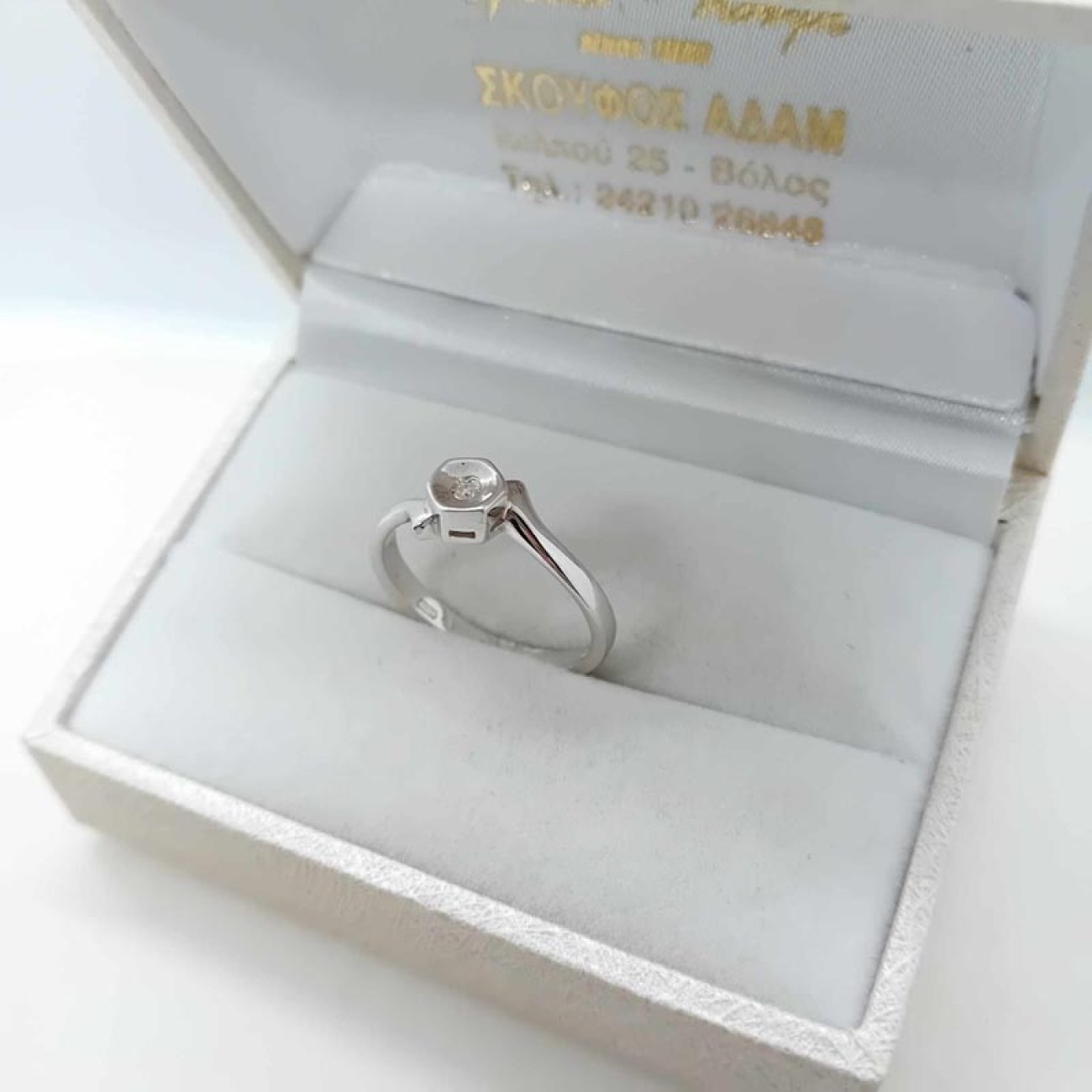 Δαχτυλίδι μονόπετρο λευκόχρυσο trendy design