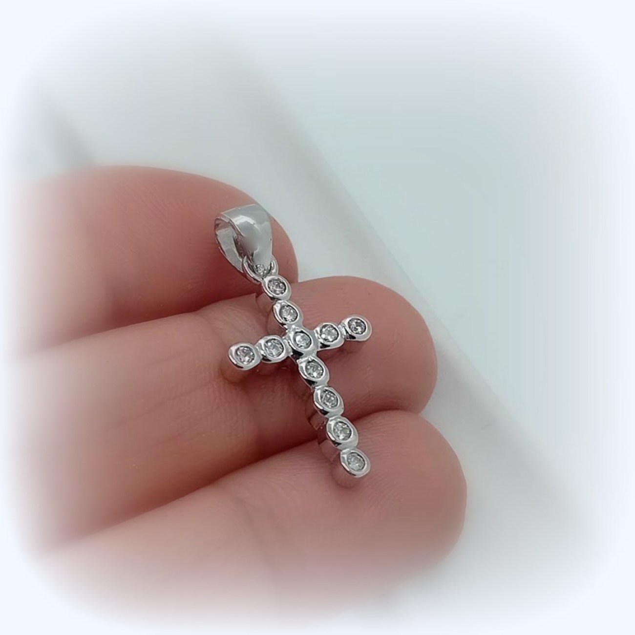 Αστραφτερός ασημένιος σταυρός με λευκά ζιργκόν