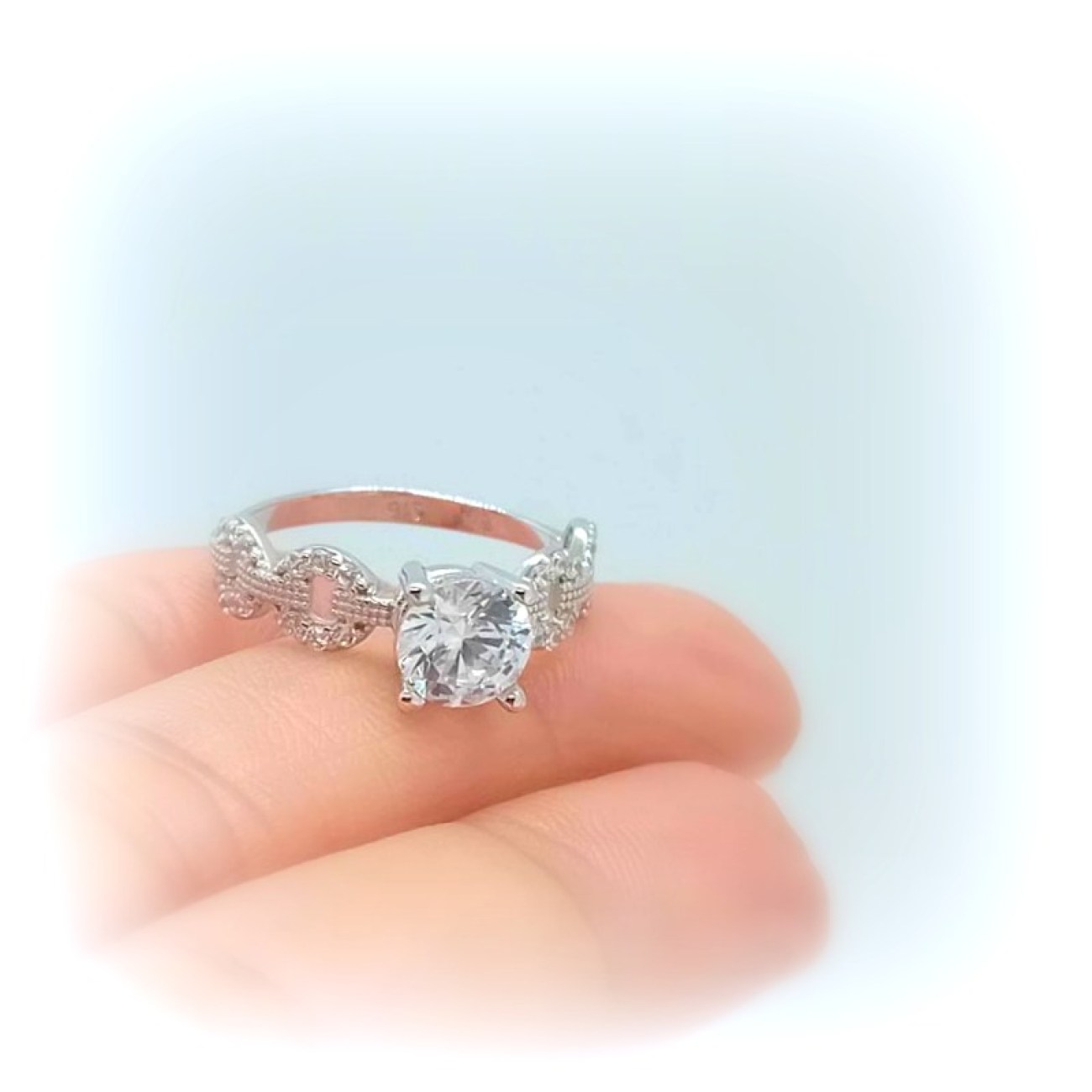 Μονόπετρο δαχτυλίδι λευκόχρυση πολυτέλεια