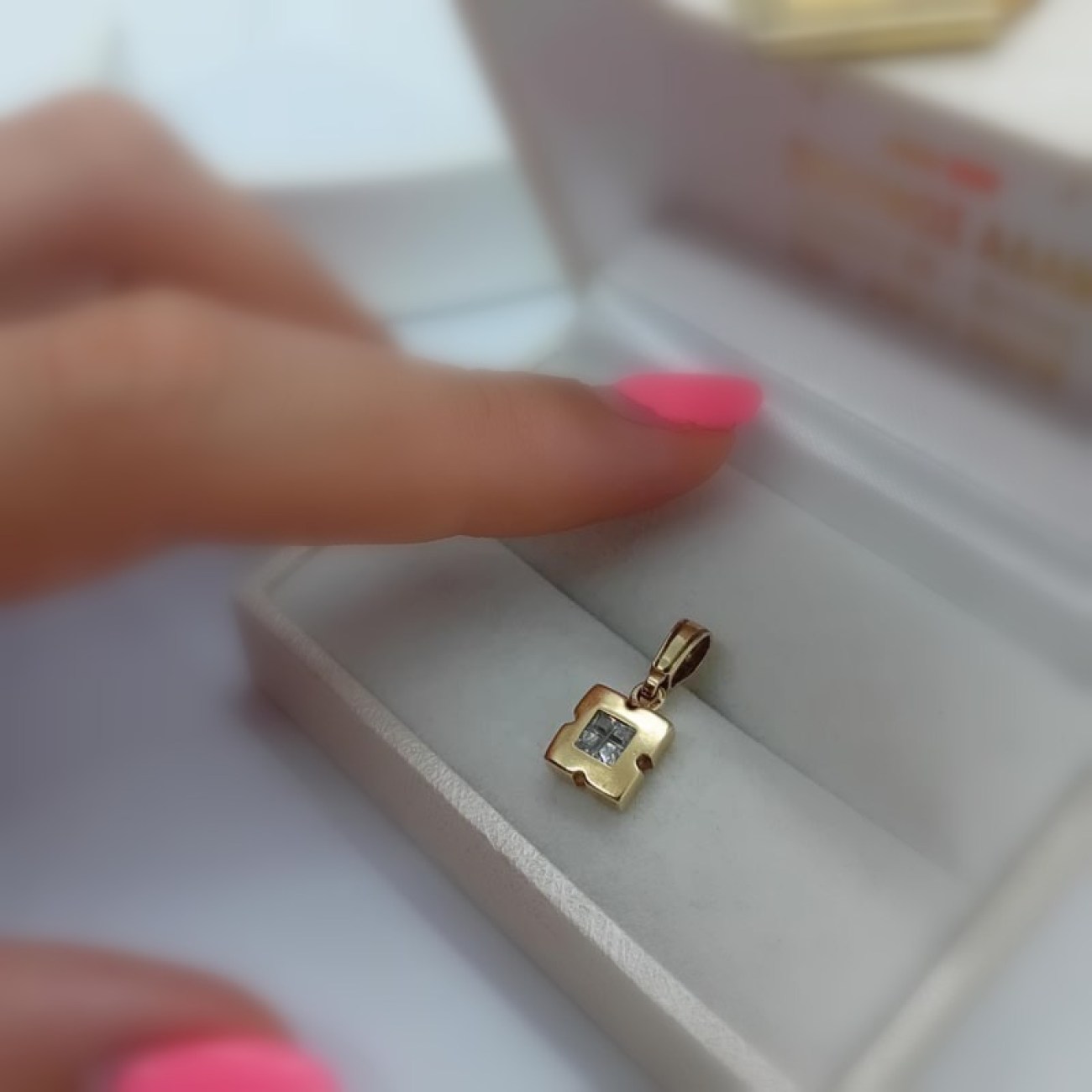 Ματ χρυσό τετράγωνο μενταγιόν Κ14