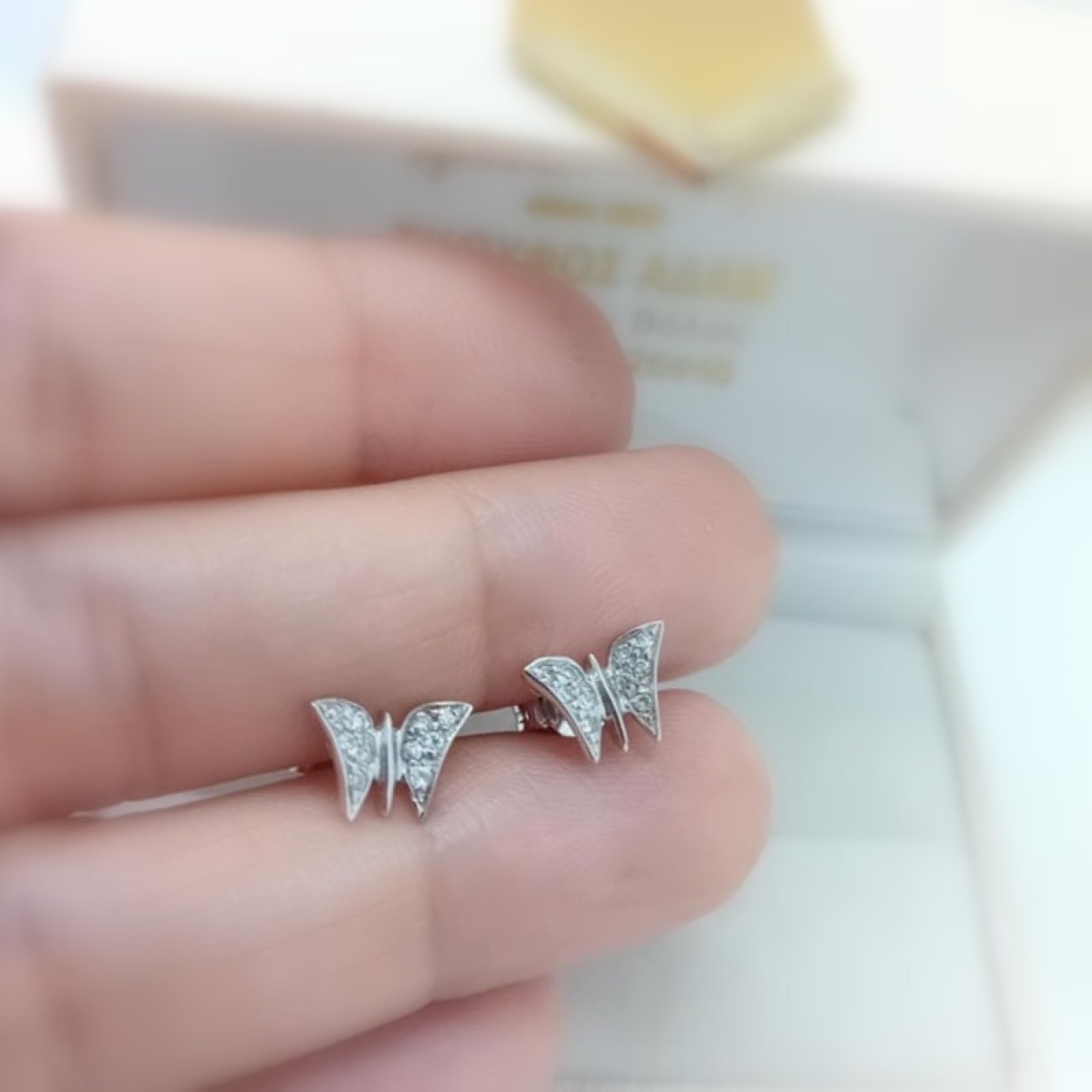 Σκουλαρίκια λευκόχρυσα Κ14 ΠΕΤΑΛΟΥΔΕΣ