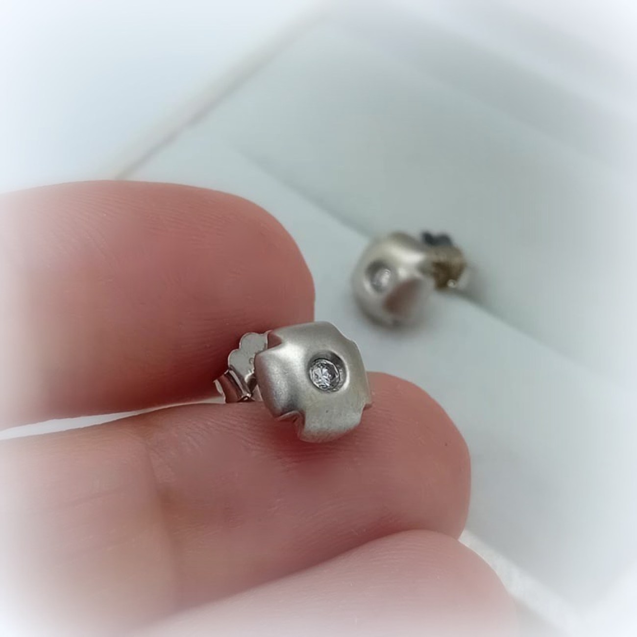 Σκουλαρίκια ματ ΣΤΑΥΡΟΙ από λευκόχρυσο Κ14 με κεντρικό ζιργκόν