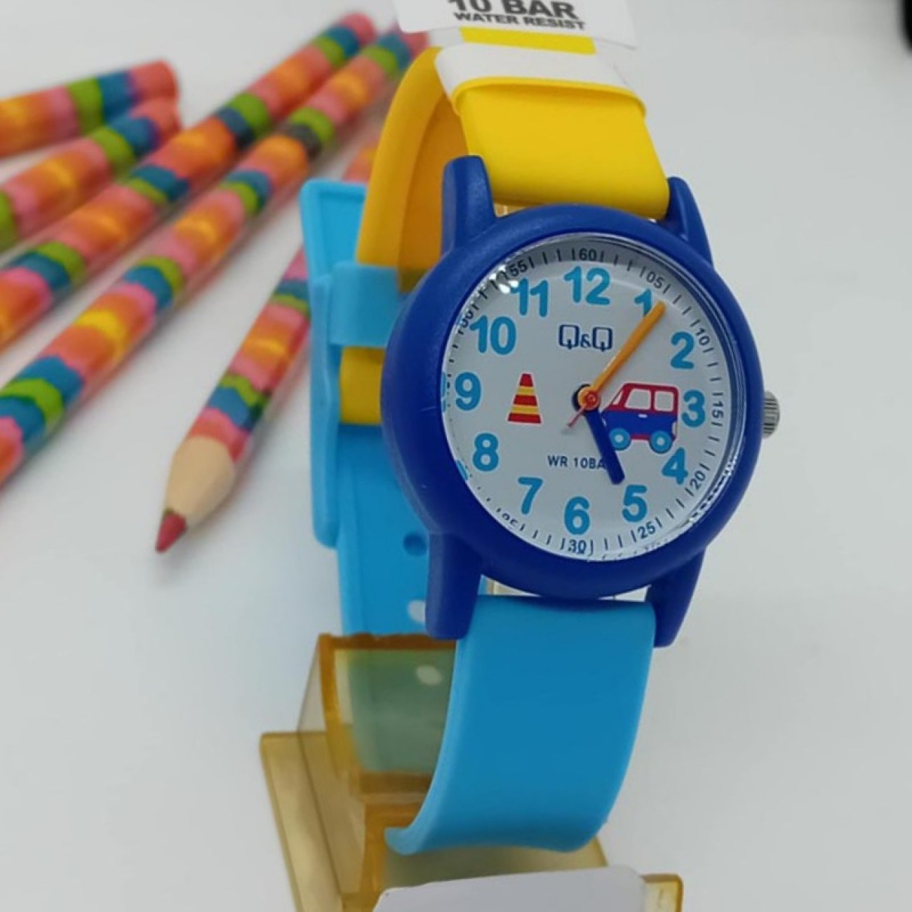 ΠΑΙΔΙΚΟ ΡΟΛΟΙ Q&Q για αγοράκι μπλε-κίτρινο με αυτοκινητάκι