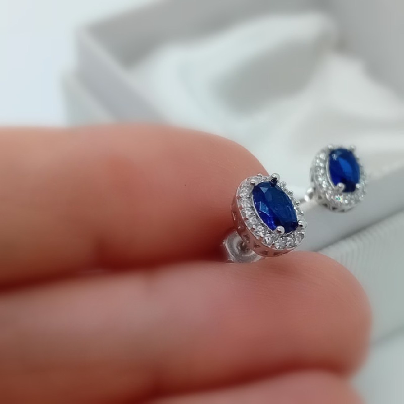 Ασημένια σκουλαρίκια κουμπωτά σκούρο μπλε ζιργκόν