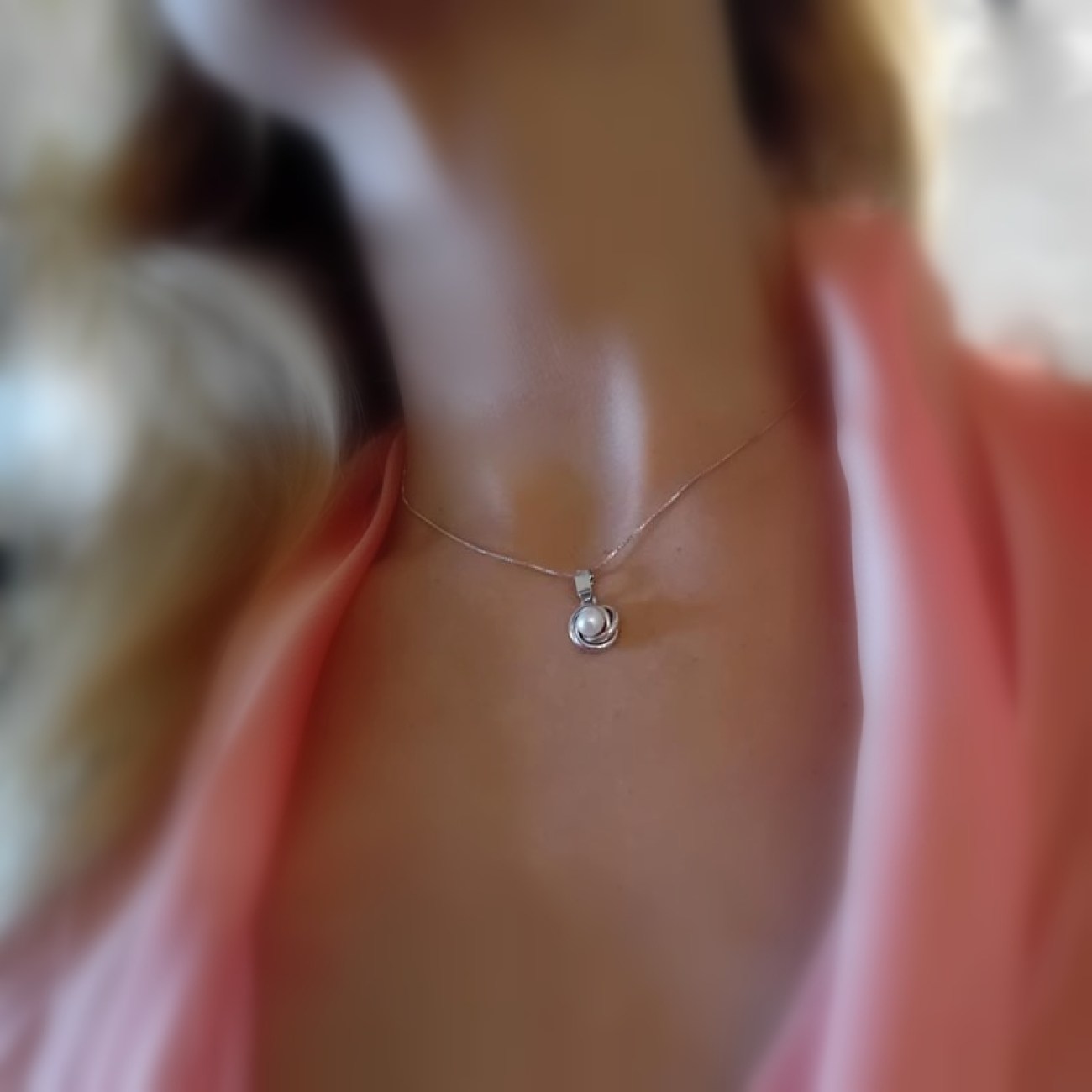 Λευκόχρυσο μενταγιόν "φωλιά" με μαργαριτάρι