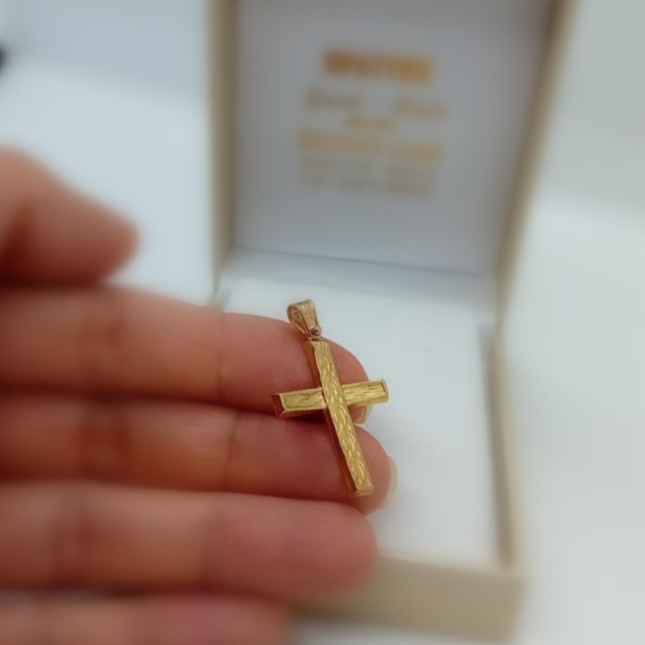 Χρυσός σταυρός unisex Κ9 σκαλιστός