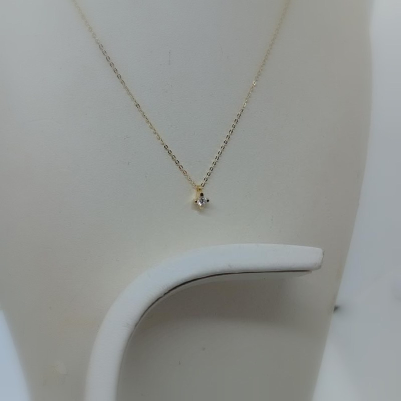 Χρυσό κολιέ με μικρό μονόπετρο σταυρουδάκι