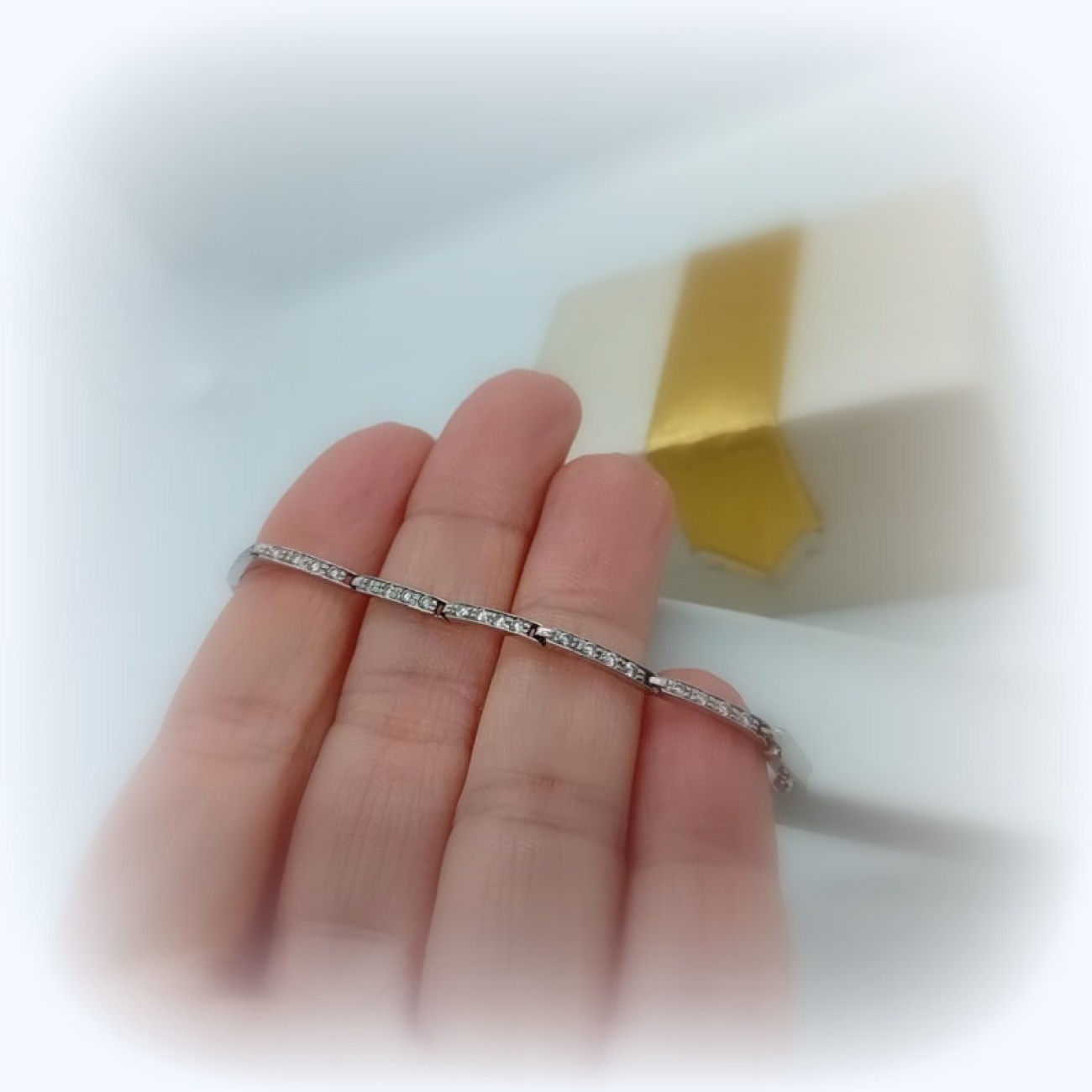 Λευκόχρυσο βραχιόλι λεπτή χειροπέδα όλο ζιργκόν σπαστή Κ14