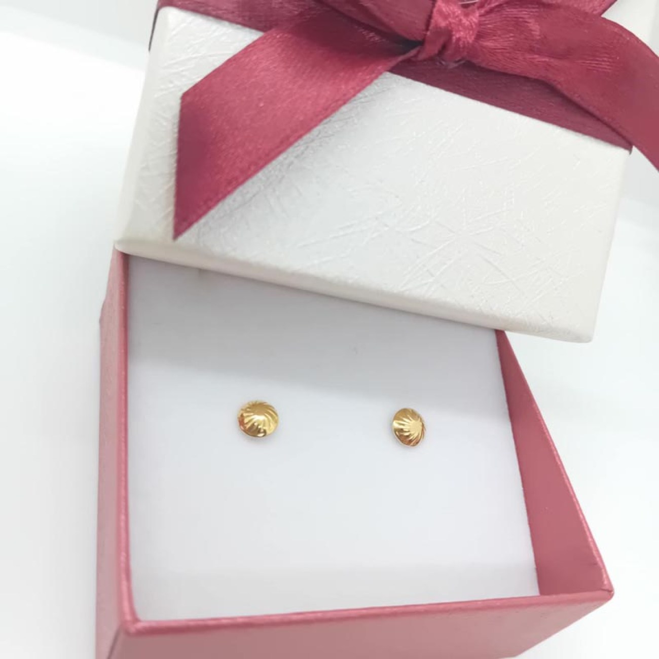 Χρυσά σκουλαρίκια Κ14 διακριτικού μεγέθους στρογγυλά