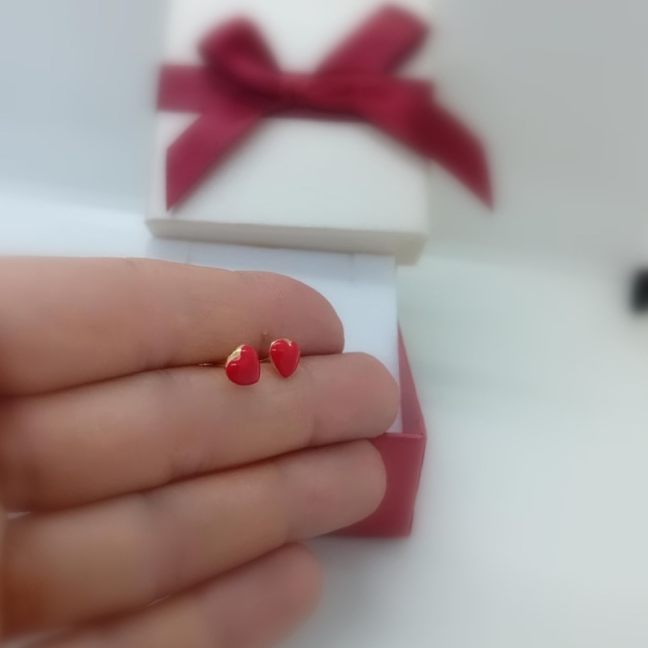 Χρυσά Κ14 καρφωτά σκουλαρίκια κόκκινη καρδιά