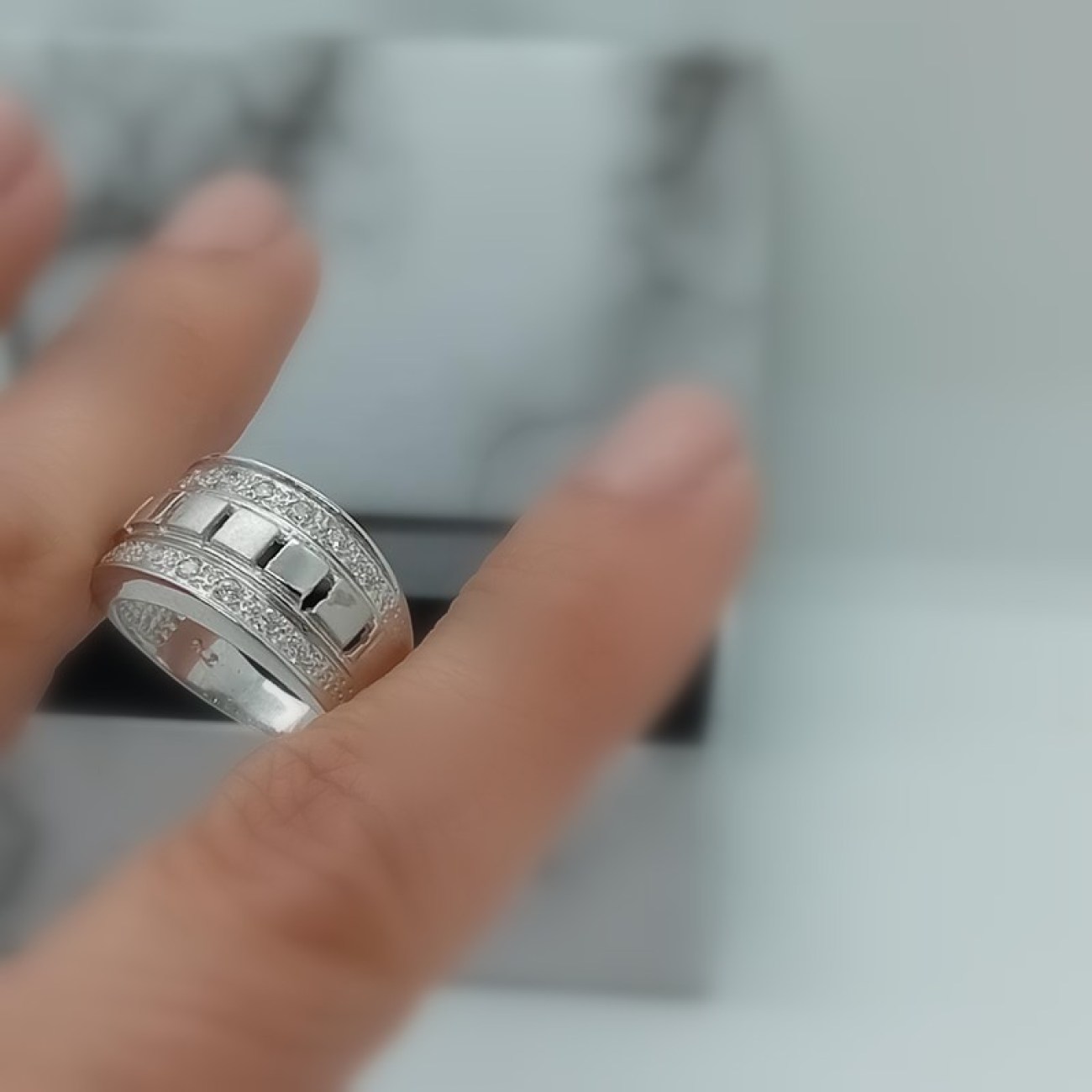 Λευκόχρυσο φαρδύ δαχτυλίδι Κ14 με ζιργκόν