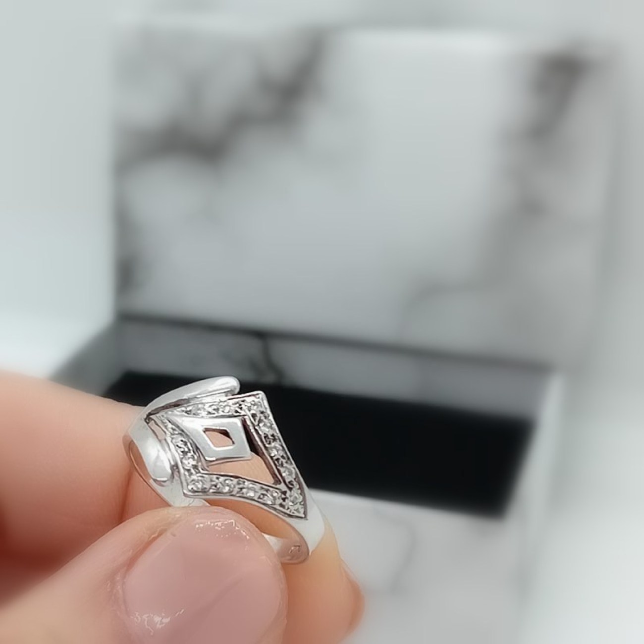 Λευκόχρυσο δαχτυλίδι Κ14 με ρόμβο από ζιργκόν