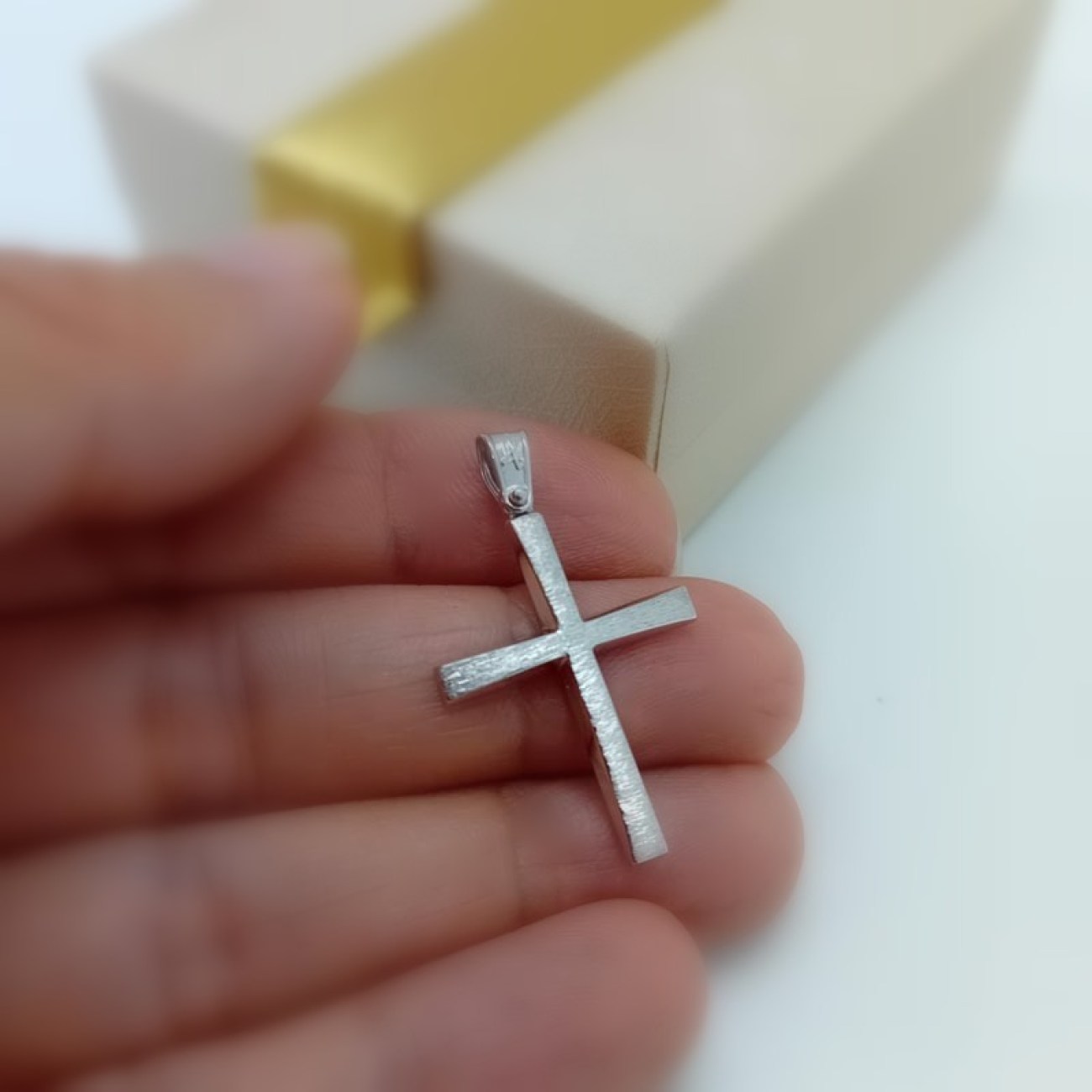 Λευκόχρυσος σταυρός Κ9 λεπτός minimal ζαγρέ
