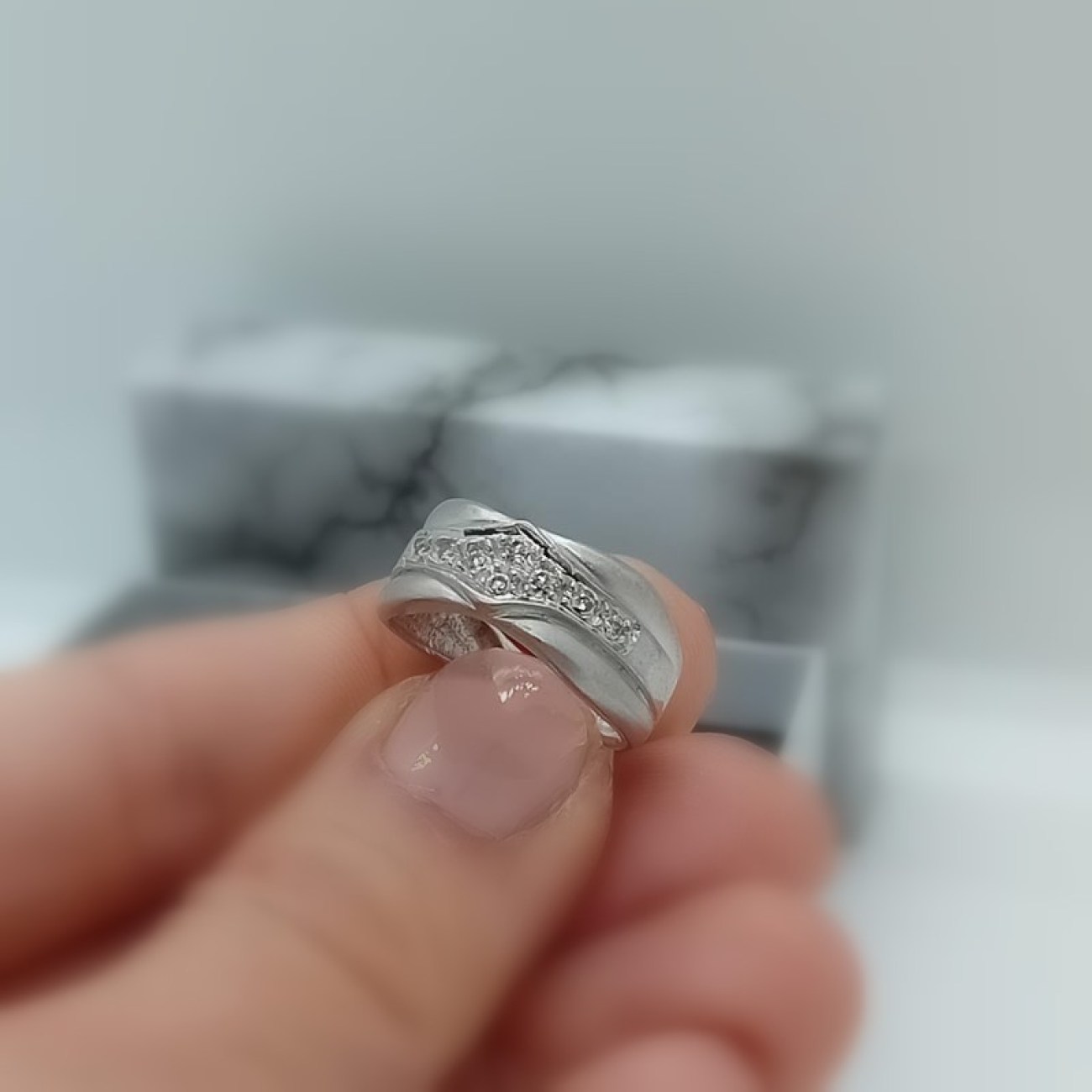 Λευκόχρυσο φαρδύ δαχτυλίδι Κ14 με ζιργκόν