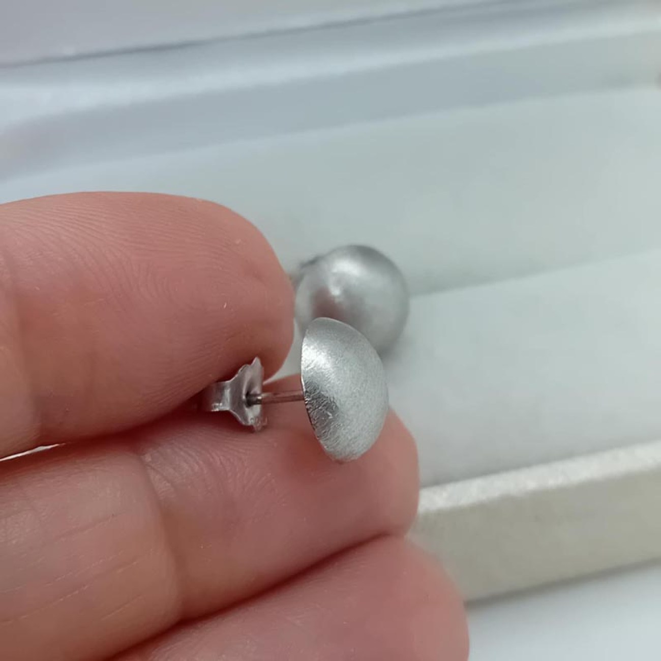 Σκουλαρίκια λευκόχρυσα Κ14 ΜΑΤ ΜΠΙΛΙΕΣ