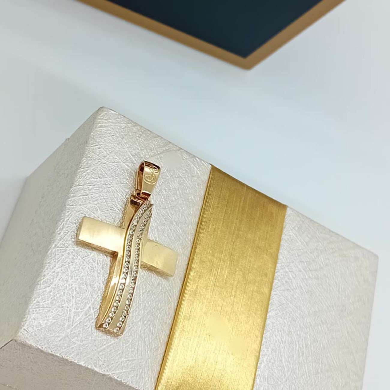 Εντυπωσιακός γυναικείος σταυρός Κ14 με ζιργκόν