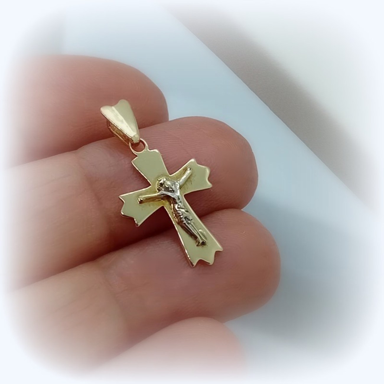 Χρυσός σταυρός κλασικός 14 ΚΑΡΑΤΙΑ με Εσταυρωμένο