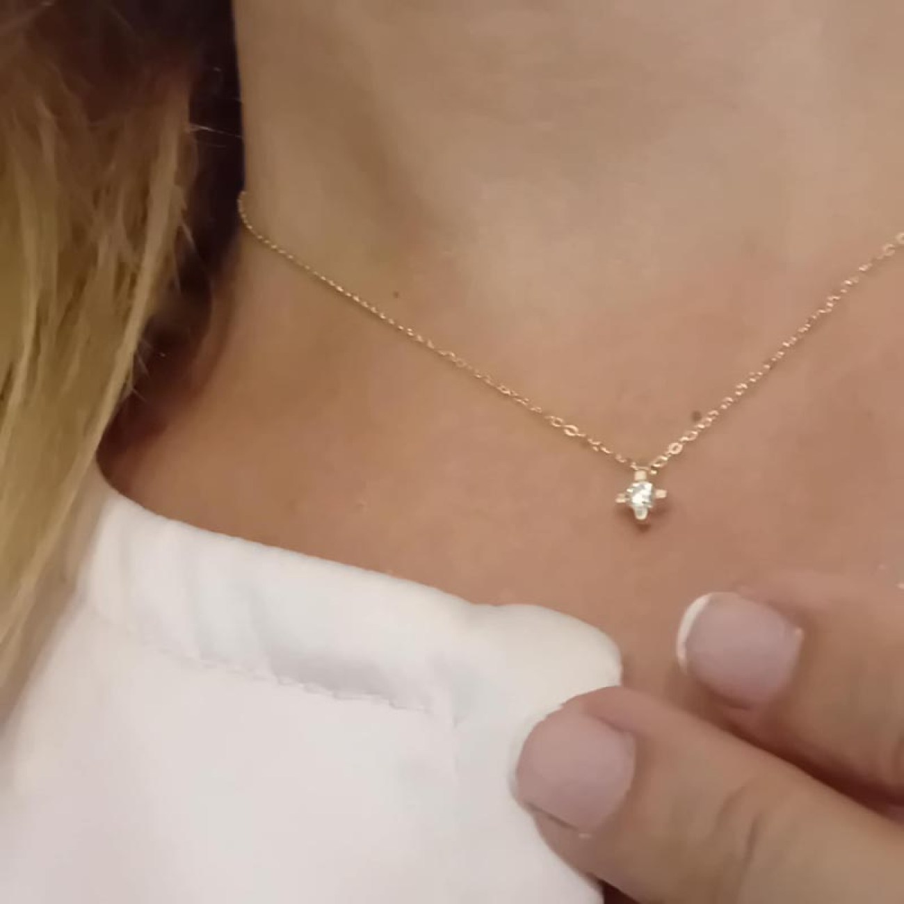 Χρυσό κολιέ με μικρό μονόπετρο σταυρουδάκι