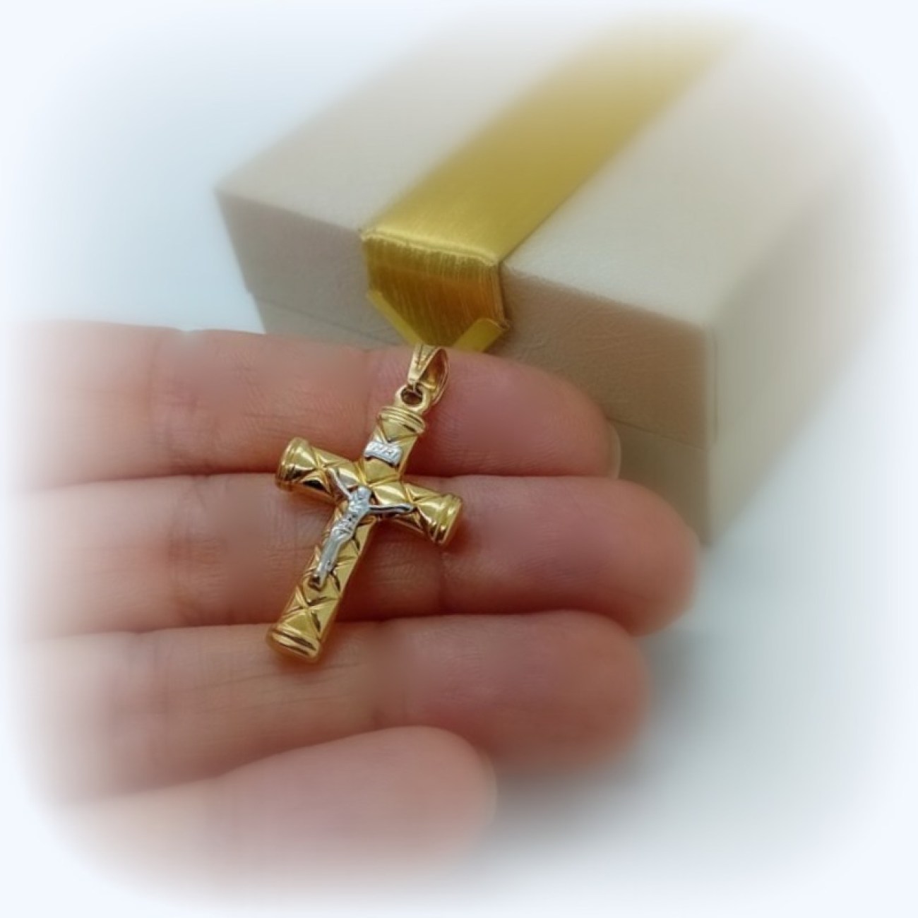 Χρυσός σταυρός Κ14 σκαλιστός ντουμπλ-φας με Εσταυρωμένο