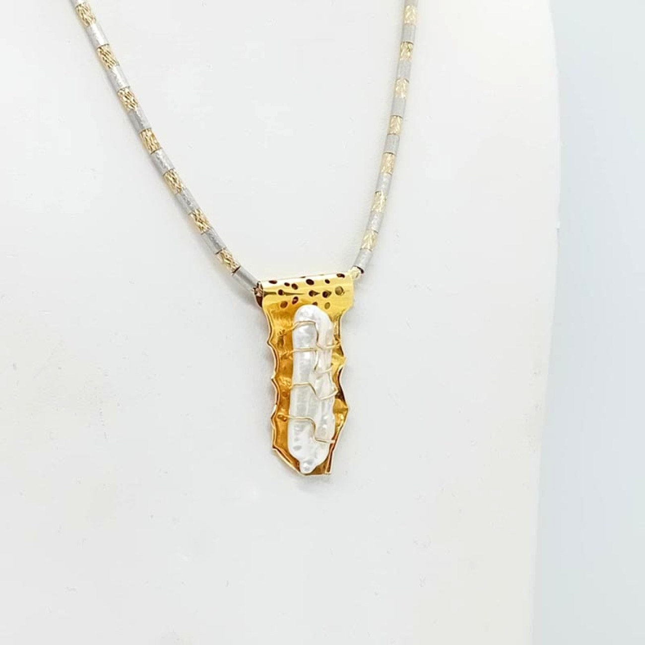 Χρυσό κολιέ "Η ΚΥΡΑ ΤΗΣ ΘΑΛΑΣΣΑΣ" ακατέργαστο μαργαριτάρι Κ14 