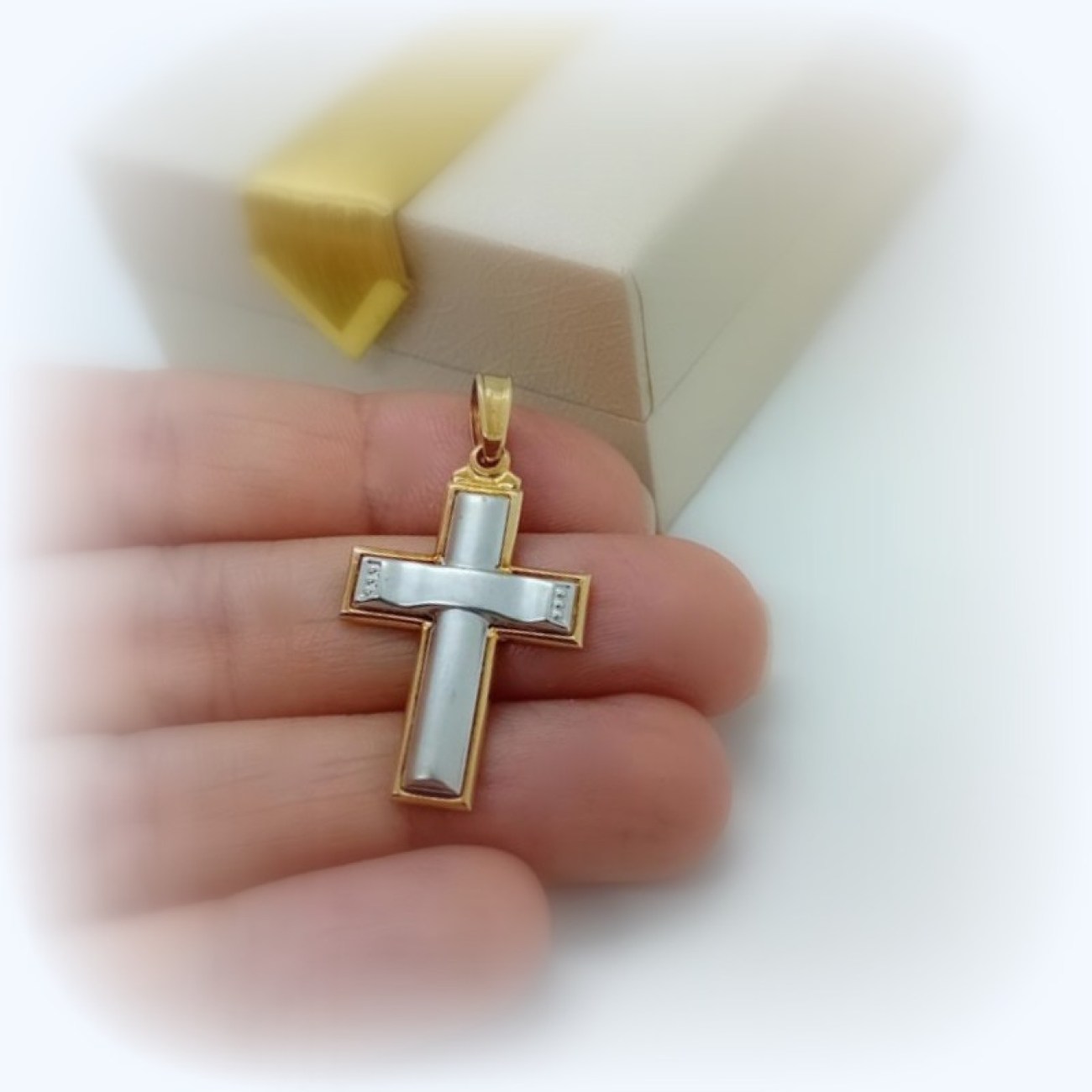 Λευκόχρυσος MAT σταυρός Κ14 με χρυσό πλαίσιο