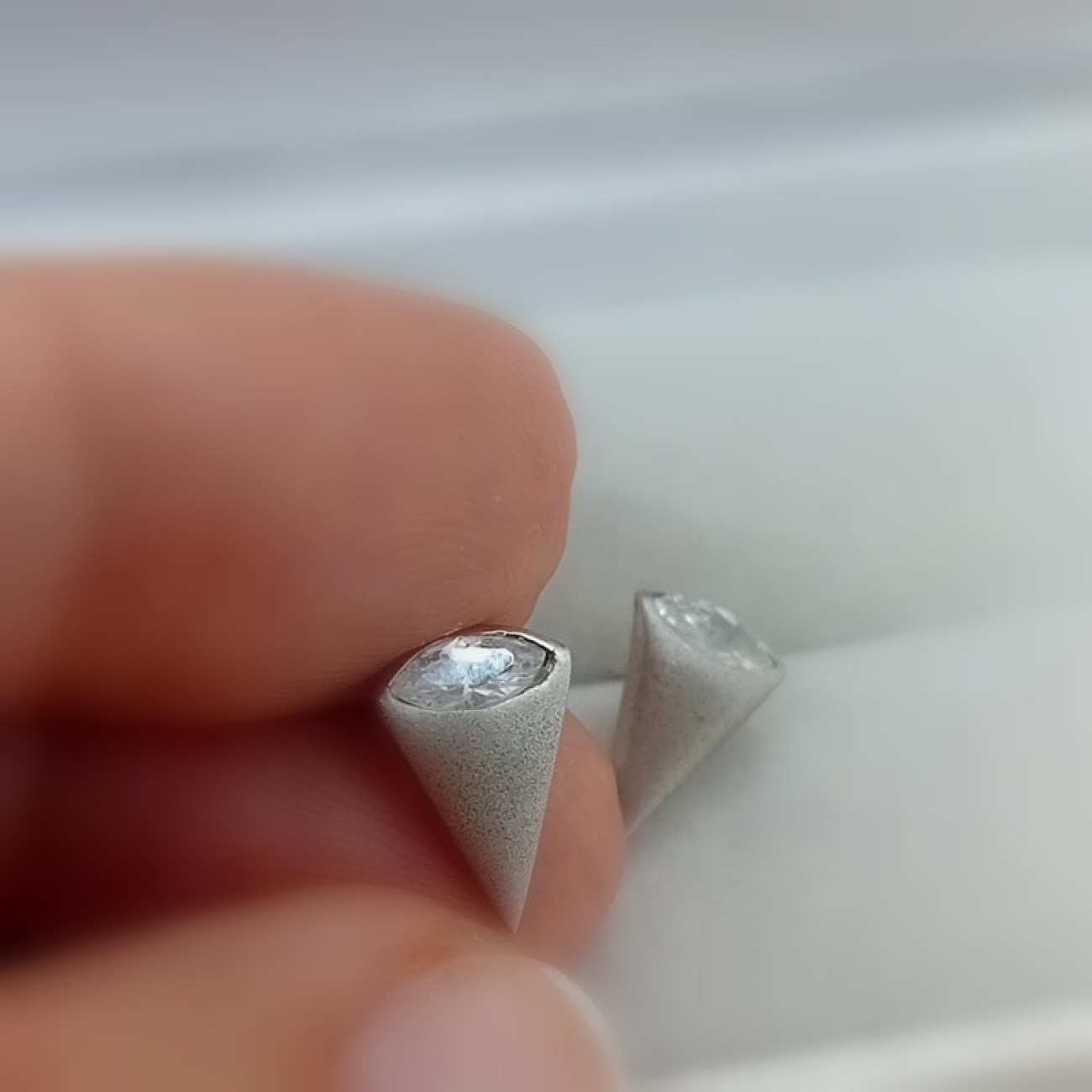 Σκουλαρίκια ΑΣΗΜΙ 925 ματ τρίγωνα με λευκό ζιργκόν