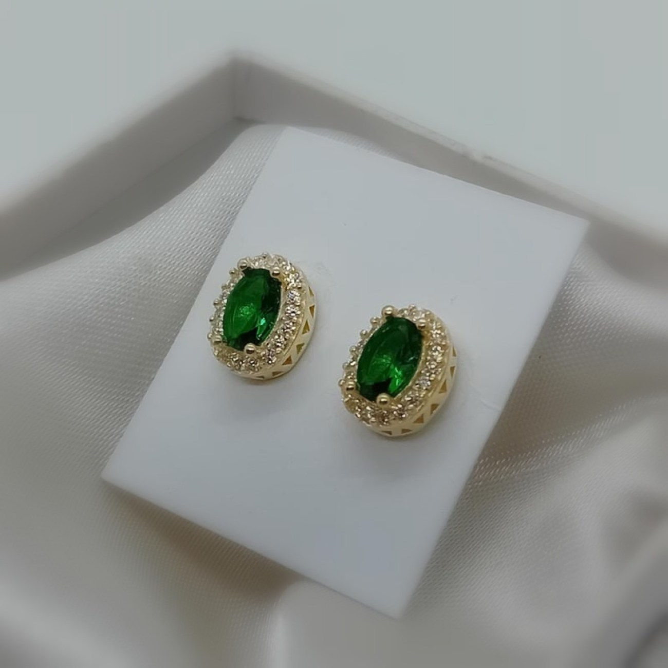 Σκουλαρίκια κουμπωτά επίχρυσα πράσινη πέτρα ζιργκόν.