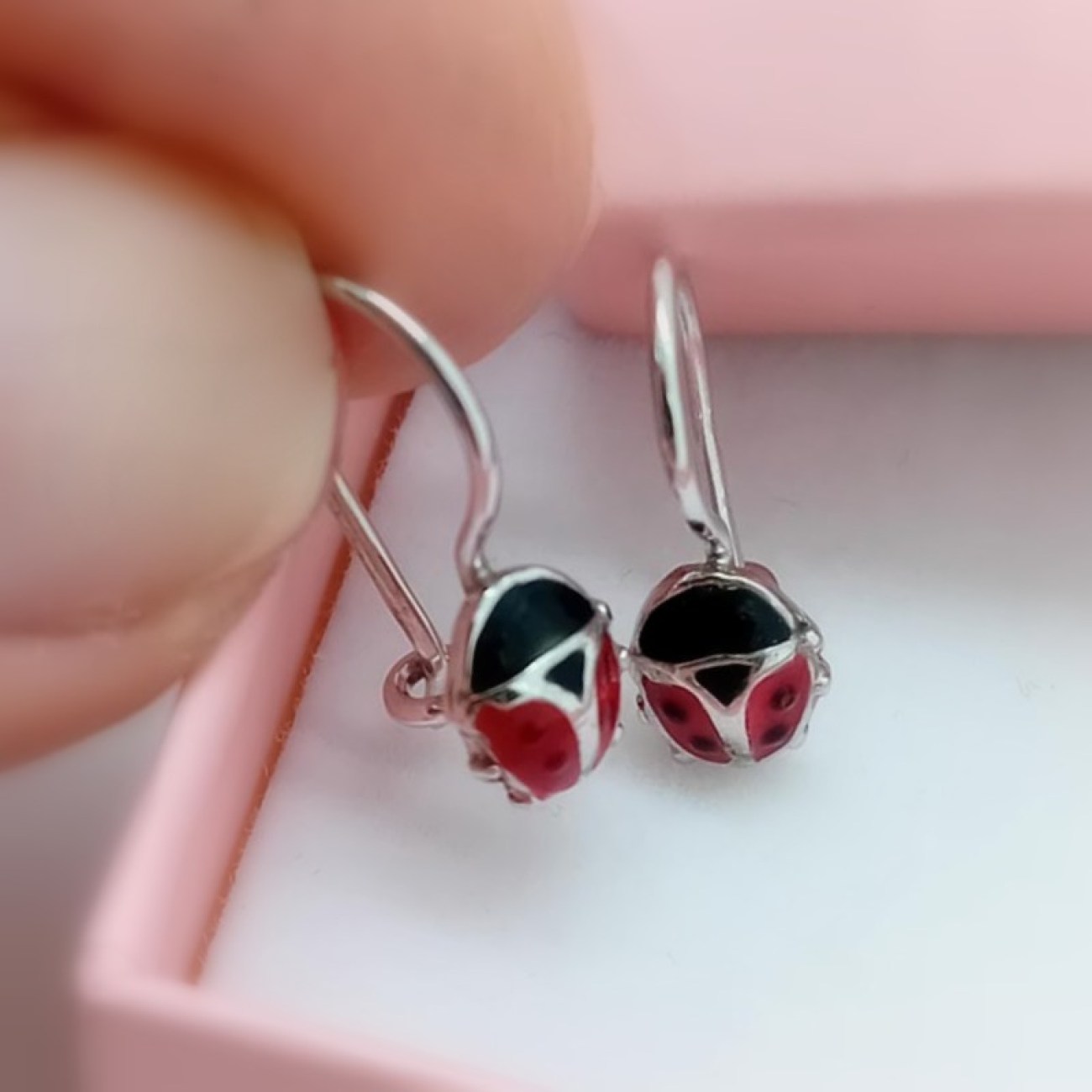 Πασχαλίτσες σκουλαρίκια μακριά από ασήμι 