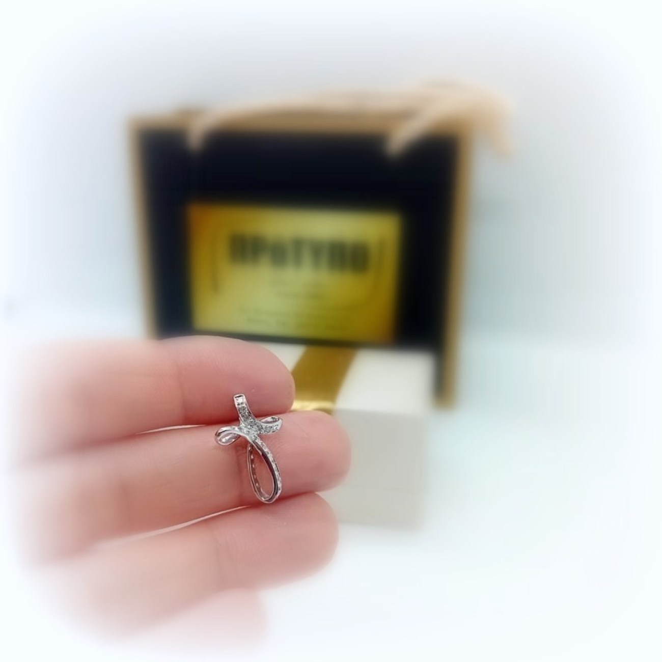 Λευκόχρυσος σταυρός Κ14 ζιργκόν CURVES