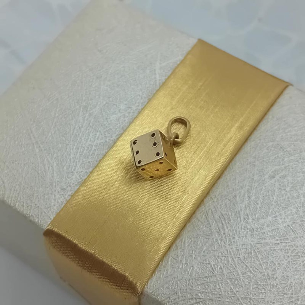 Χρυσό τυχερό ζάρι μενταγιόν Κ14