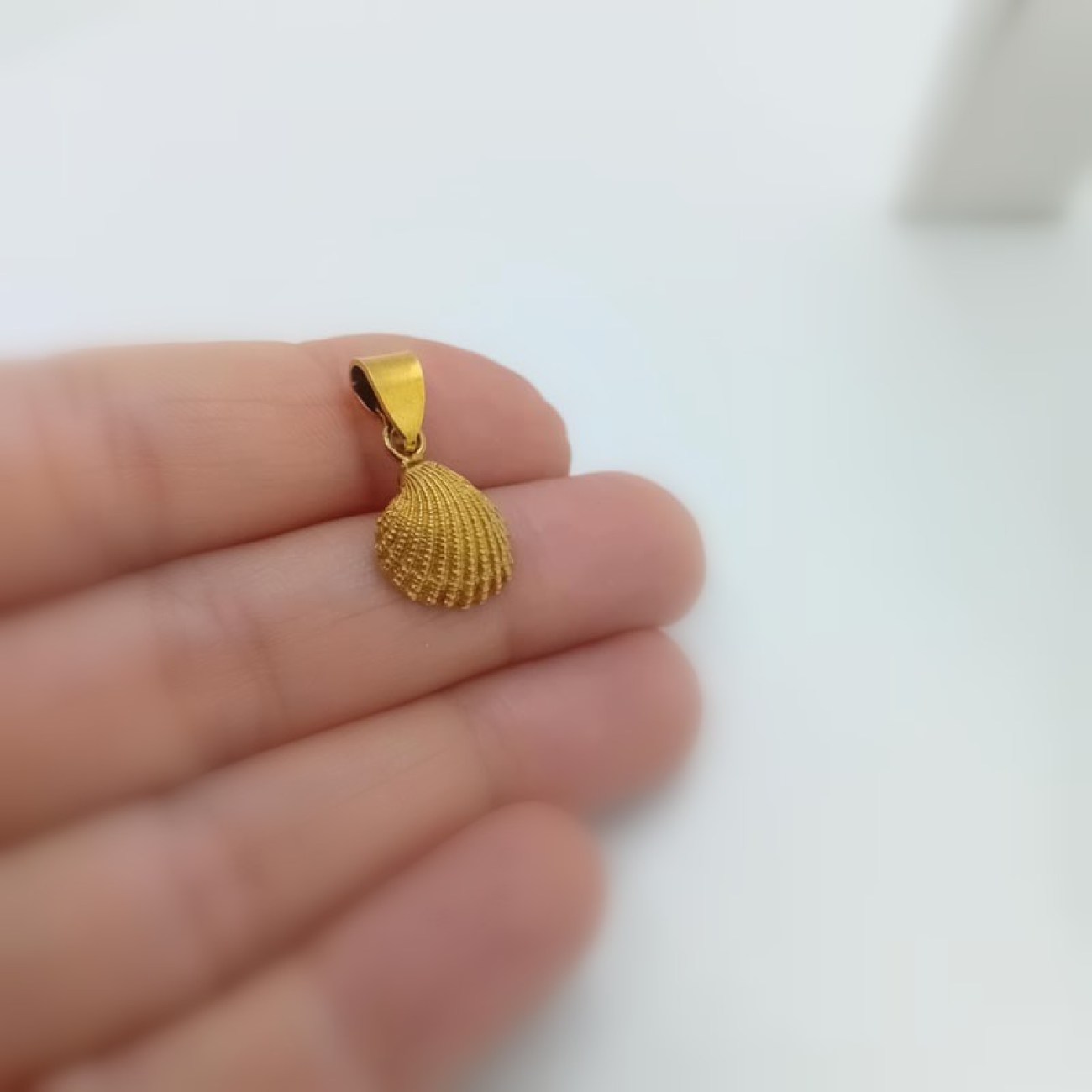 Χρυσό μενταγιόν κοχύλι με μαργαριτάρι