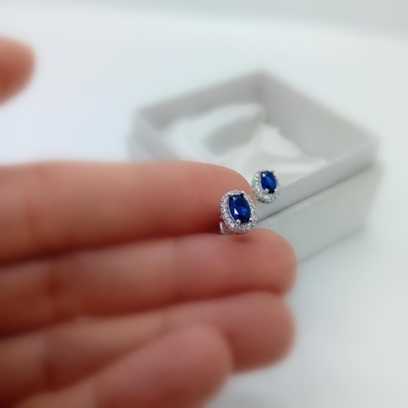 Σκουλαρίκια κουμπωτά σκούρο μπλε ζιργκόν