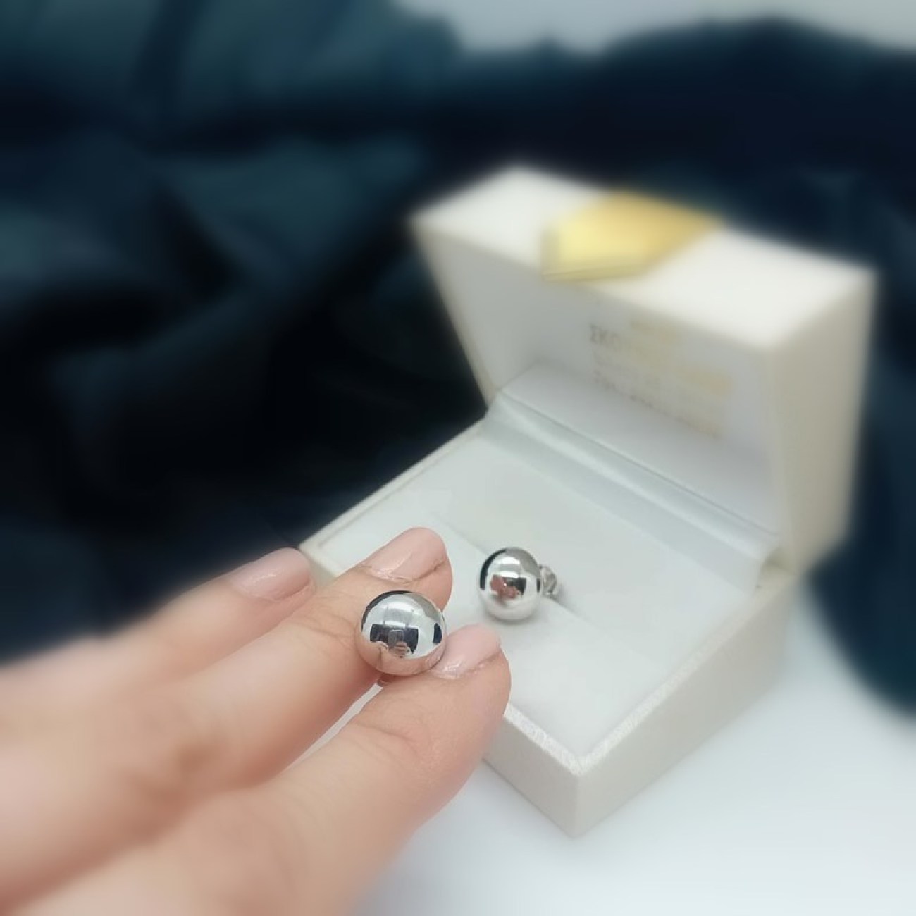 Σκουλαρίκια μεγάλες μπίλιες λουστρέ λευκόχρυσες Κ14