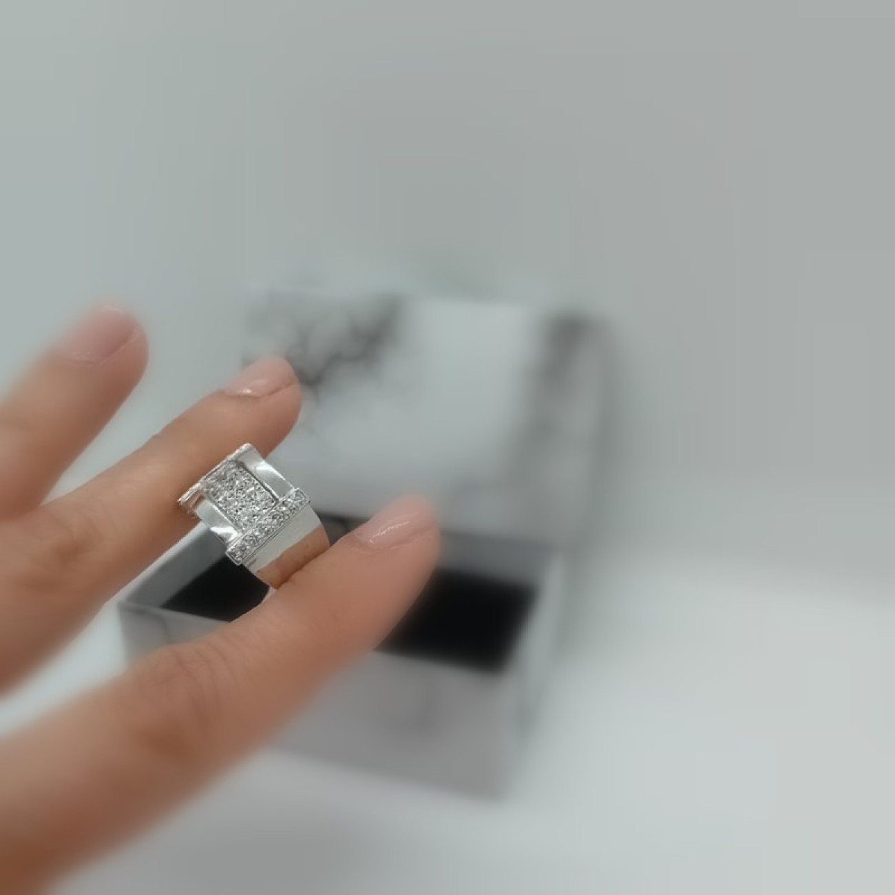 Λευκόχρυσο δαχτυλίδι Κ14 φαρδύ με ζιργκόν