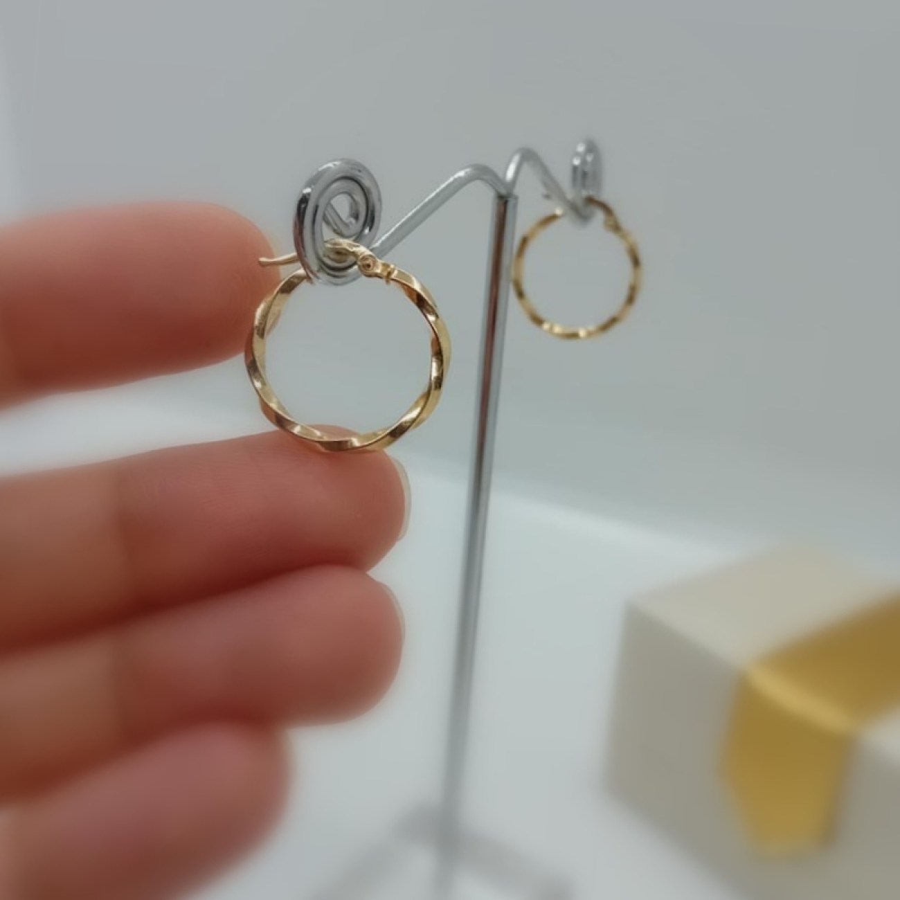 Κρίκοι χρυσοί Κ14 "στριφτοί" 