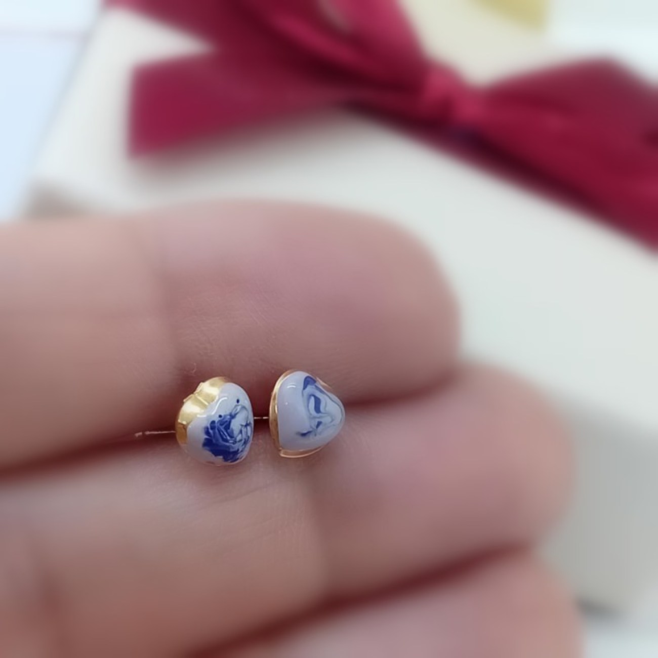 Χρυσά σκουλαρίκια Κ14 καρδιά με μωβ σχέδια