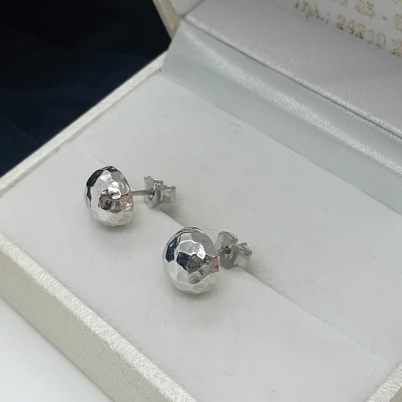 Σκουλαρίκια λευκόχρυσες μπίλιες σφυρήλατες Κ14