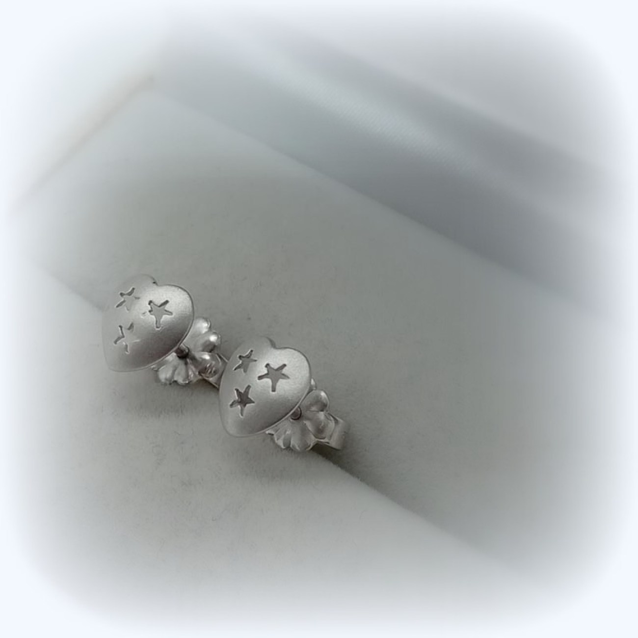 Σκουλαρίκια ΚΑΡΔΙΕΣ λευκόχρυσες διάτρητες με αστέρια Κ14